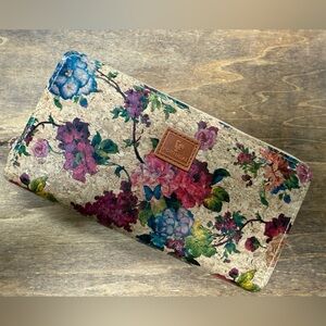 Floral patterned cork wallet made from high quality eco friendly Portuguese cork
